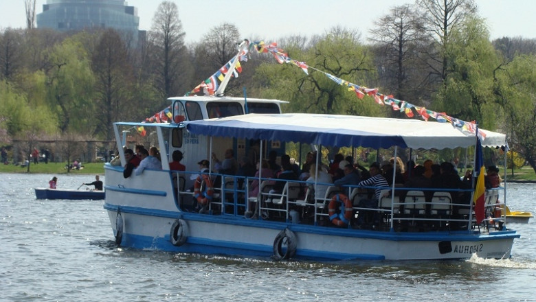 De Ziua Marinei, mii de bucuresteni s-au plimbat gratis cu vaporasul pe lacul Herastrau Imagine