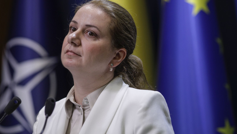 Deca, despre subiectele de Bac aparute pe internet: Fotografiile au fost facute cu camere microscopice ascunse in nasturi Imagine