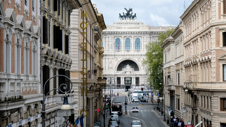 Declaratia de avere este publica in Italia. In Spania, doar inaltii demnitari sunt obligati sa o completeze; regele este exceptat Imagine
