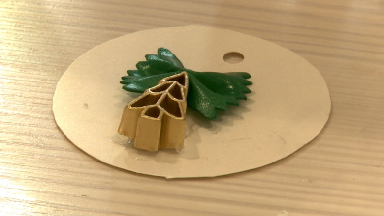 Decoratiuni inedite confectionate de copii: ornamente de brad din paste Imagine