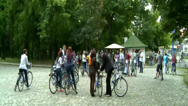 Defilare business pe bicicleta    Imagine