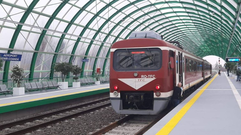 Degajari de fum la automotorul unui tren care circula catre Aeroportul Henri Coanda. Circulatia a 3 trenuri de calatori a fost afectata Imagine