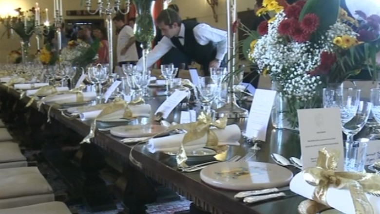 Dejun oferit de Regele Mihai. Majestatea Sa isi sarbatoreste public ziua de nastere si de nume Imagine