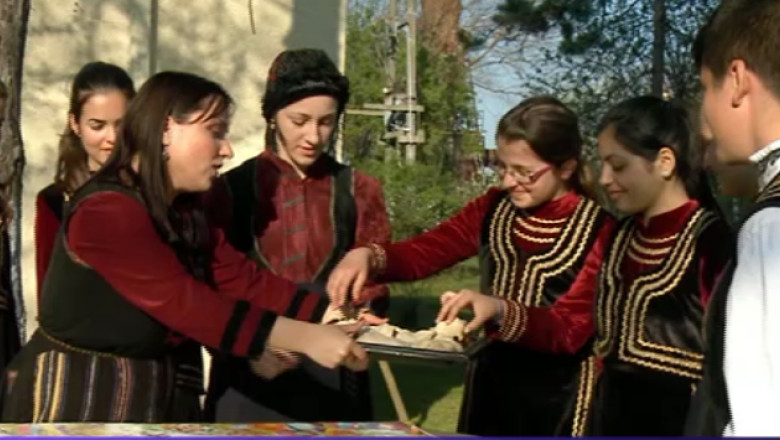 Delicatesa aromana de Paste. Reteta de miel in aluat este secret de familie Imagine