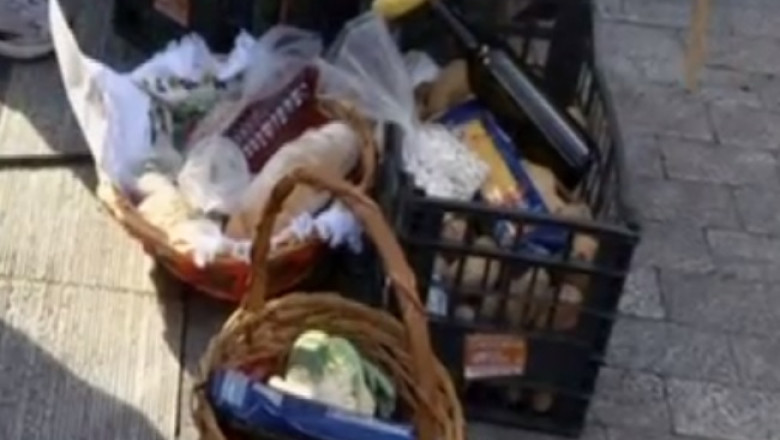 Demers ironic al grecilor. Au adus cosuri cu alimente la Ministerul Finantelor Imagine