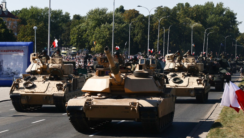 Demonstratie de forta a Poloniei de Ziua Armatei: tancuri Abrams si K-2, lansatoare HIMARS si Patriot, dar si avioane F16 Imagine