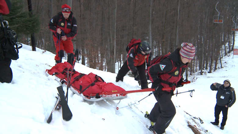 Demonstratie de salvare la inaltime. Managerul Spitalului Judetean Baia Mare, in rolul "victimei" Imagine