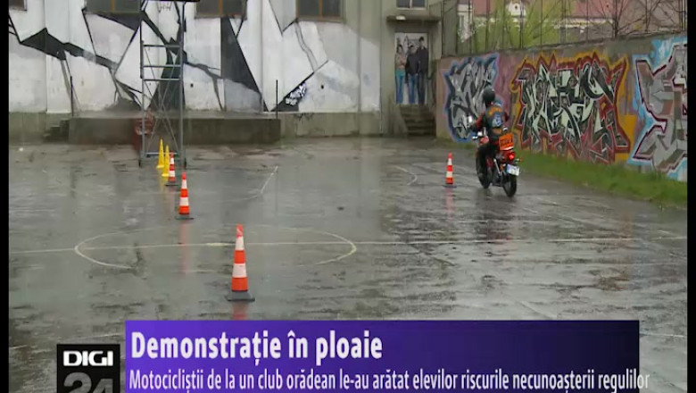 Demonstratie in ploaie. Motociclistii de la un club oradean le-au aratat elevilor riscurile necunoasterii regulilor Imagine