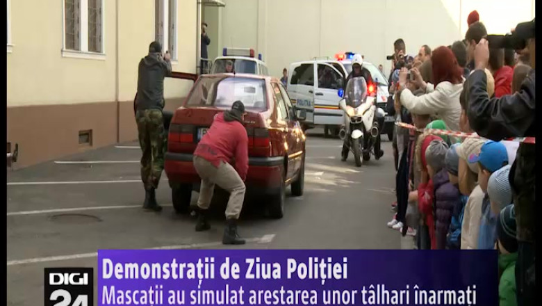 Demonstratii de Ziua Politiei. Mascatii au simulat arestarea unor talhari inarmati Imagine