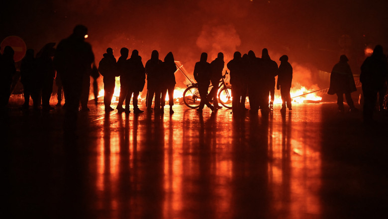 Demonstratii violente in Franta impotriva masurilor de austeritate: obiecte incendiate, baricade ridicate, ciocniri cu politia Imagine