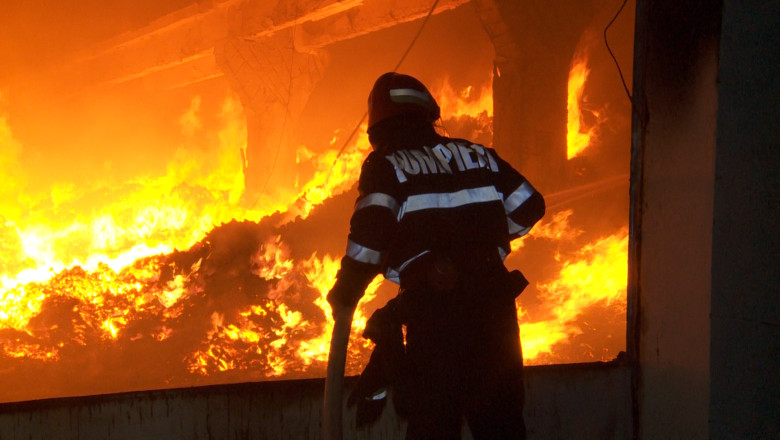 Depozit de lana, mistuit de flacari in Maramures Imagine