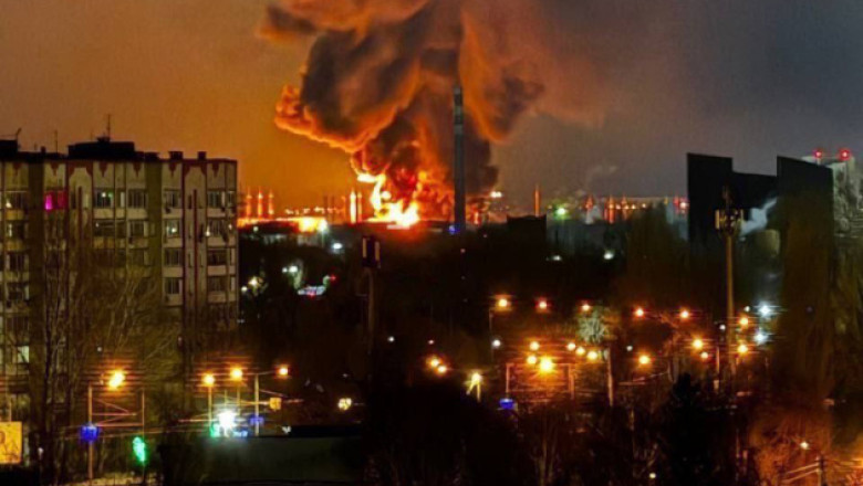 Depozitele de combustibil ale aeroportului din orasul rusesc Engels, in flacari dupa un atac al dronelor ucrainene Imagine