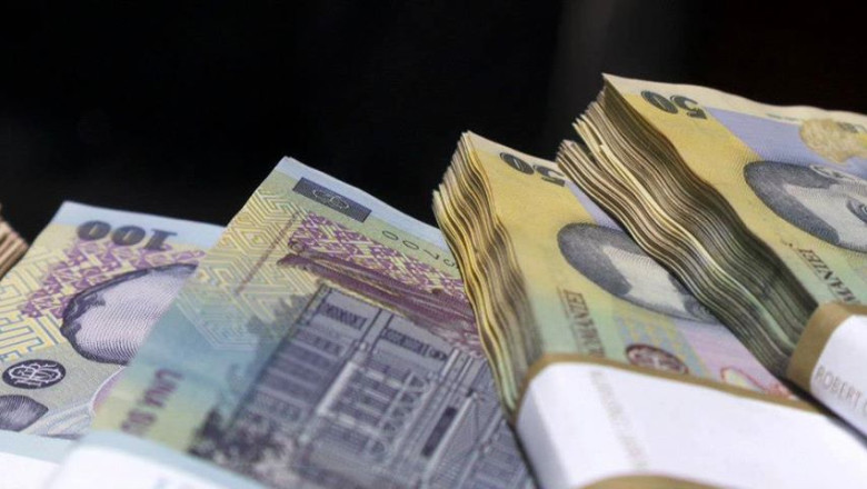 Deprecierea leului ii face pe romani sa economiseasca in valuta. Cat insumeaza depozitele lor in lei si euro Imagine