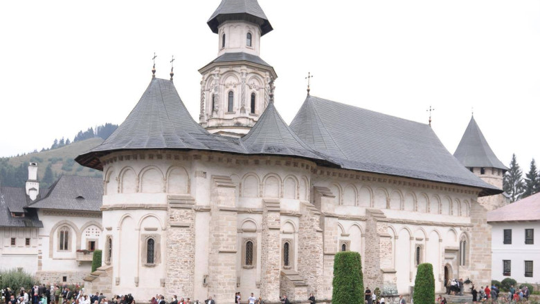 Deputatii merg in excursie la Putna pe banii Parlamentului Imagine