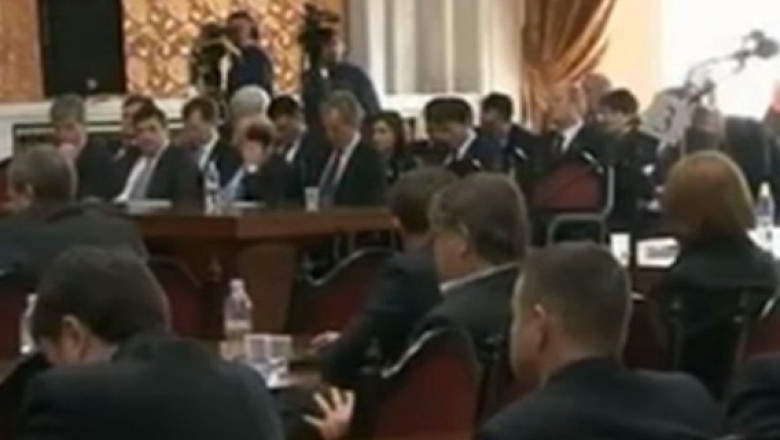 Deputatii moldoveni s-au imbrancit in Parlament. Sedinta a fost intrerupta de comunisti Imagine