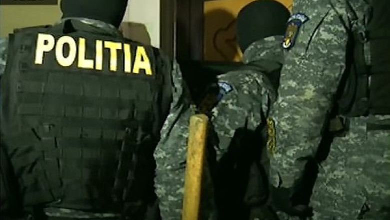 Descinderi cu mascati. Suspectii racolau minore si le obligau sa se prostitueze Imagine