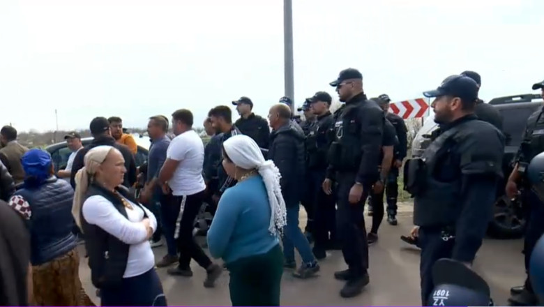 Descinderi cu scandal la un depozit ilegal de fier vechi din Calarasi. Politisti, jandarmi dar si ministrul Mediului s-au dus in comuna Imagine