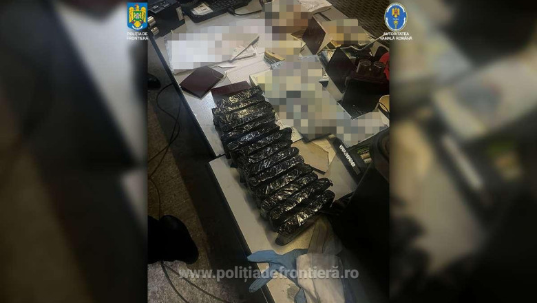 Descoperire de amploare intr-un autocar din vama Giurgiu. La motor si sub hainele pasagerilor era ascunsa o mica avere Imagine