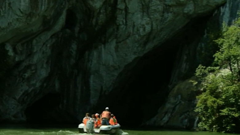 Desfasurare de forte in cautarea a doua tinere plecate spre Bigar si care au disparut cu tot cu masina. UPDATE: Fetele au fost gasite Imagine