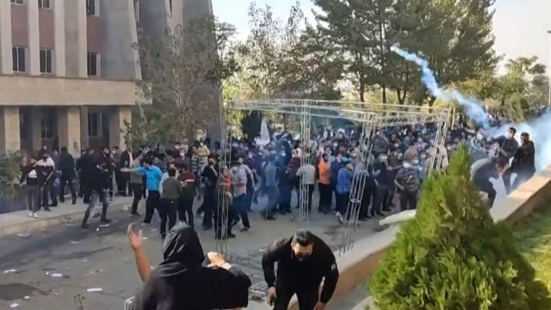 Desi revolta impotriva regimului continua, Iranul anunta procese publice pentru 2.000 de protestatari Imagine