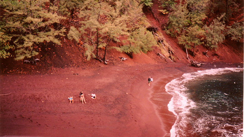 Destinatii inedite. Agentiile de turism vin cu oferte pentru plaje cu nisip rosu, verde sau negru Imagine