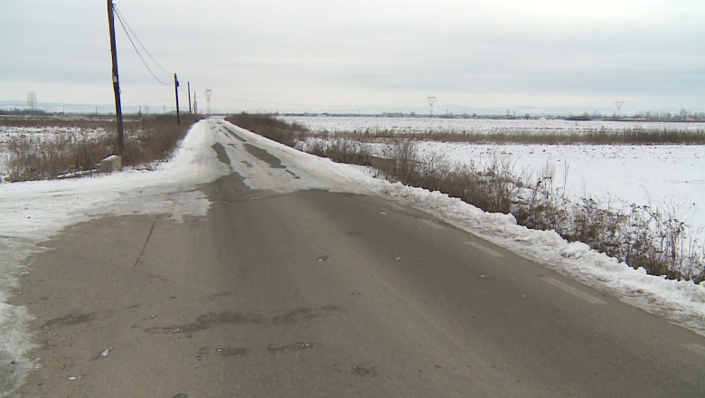 Deszapezire cu probleme. Lipsa utilajelor si birocratia lasa drumurile necuratate Imagine