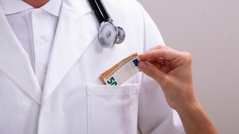 Detalii in cazul sefei de la Oncologie care cerea bani pacientilor. Furiosi pe o campanie anti-mita, medicii au rupt afisele din spital Imagine