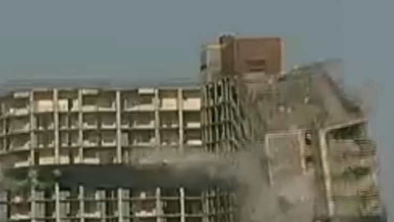 Detonare controlata la New York. O cladire de 11 etaje, demolata pentru a face loc unui parc Imagine