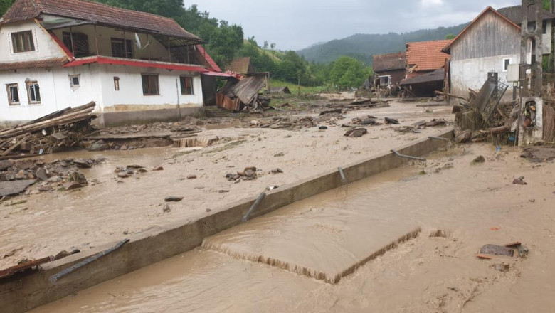 Dezastru dupa inundatii in mai multe judete. Oamenii s-au adapostit in podul caselor, un barbat luat de viitura a murit Imagine