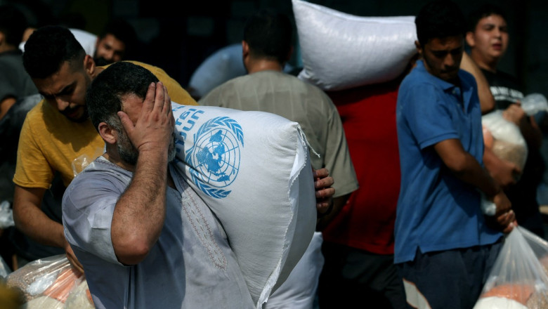 Dezastru in Gaza, oamenii fura mancare din depozitele cu ajutoare. ONU avertizeaza: Ordinea civila se prabuseste Imagine