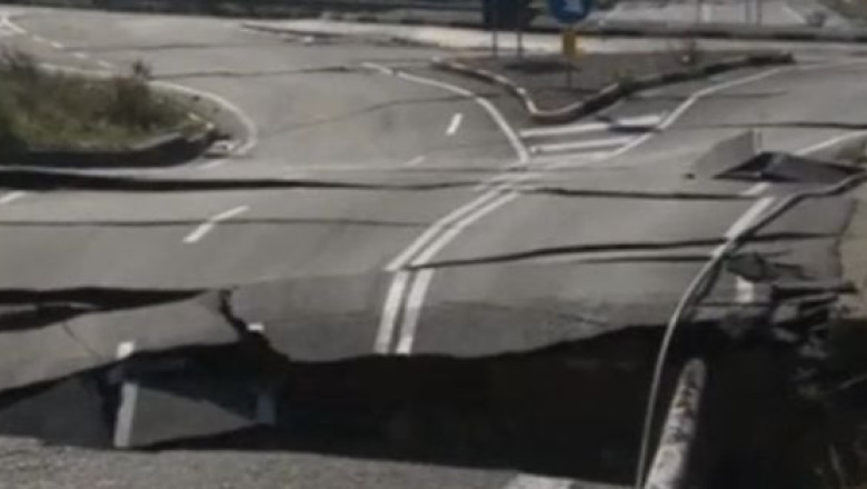 Dezastru intr-un oras din Italia. O alunecare de teren a distrus drumurile si mai multe cladiri Imagine