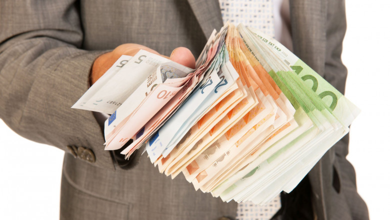 Dezmat inainte de reducerea cheltuielilor bugetare. Contracte de 500.000 de euro, incheiate intr-o singura zi de un consilier al MIPE Imagine