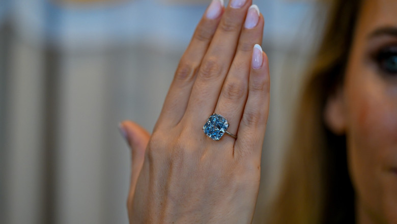 Diamantul „Mediterranean Blue” de 10,03 carate a fost expus la Abu Dhabi inainte de licitatie. Suma impresionanta la care este evaluat Imagine