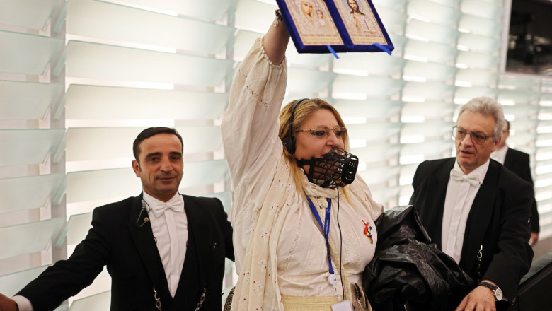 Diana Sosoaca a fost sanctionata pentru circul cu botnita din Parlamentul European Imagine