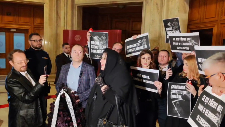 Diana Sosoaca a mers cu o coroana funerara si lumanari la sediul CCR, inainte de sedinta privind candidatura ei Imagine