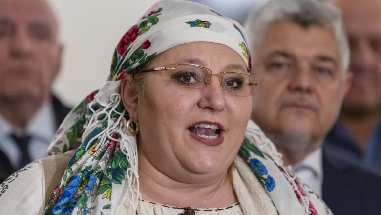 Diana Sosoaca anunta excluderea din S.O.S. Romania a trei senatori si vrea desfiintarea grupului parlamentar Imagine