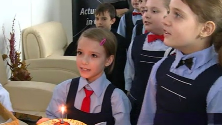 Digi24 Brasov a implinit un an de emisie. De ziua lor, jurnalistii au fost colindati de elevii unei scoli din oras Imagine