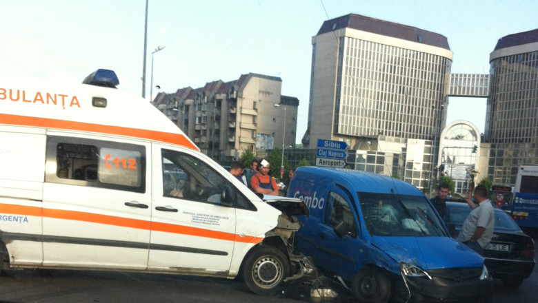 DigiVOX. Accident intre o ambulanta si o utilitara in Targu Mures Imagine