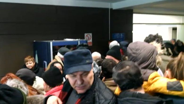 DigiVOX. Coada de sute de oameni la Casa de Asigurari de Sanatate Bucuresti Imagine