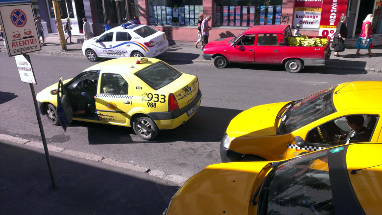 DigiVOX. Masina a Politiei Locale Constanta parcata langa semnul de stationare interzisa Imagine