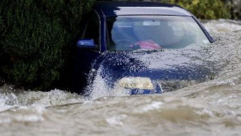 DIGIVOX. Masini luate de viitura in judetul Tulcea Imagine