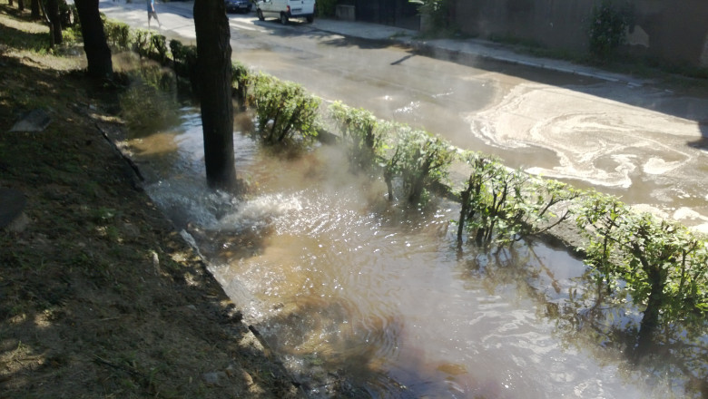 DigiVOX. O strada din Craiova a fost inundata cu apa fierbinte Imagine