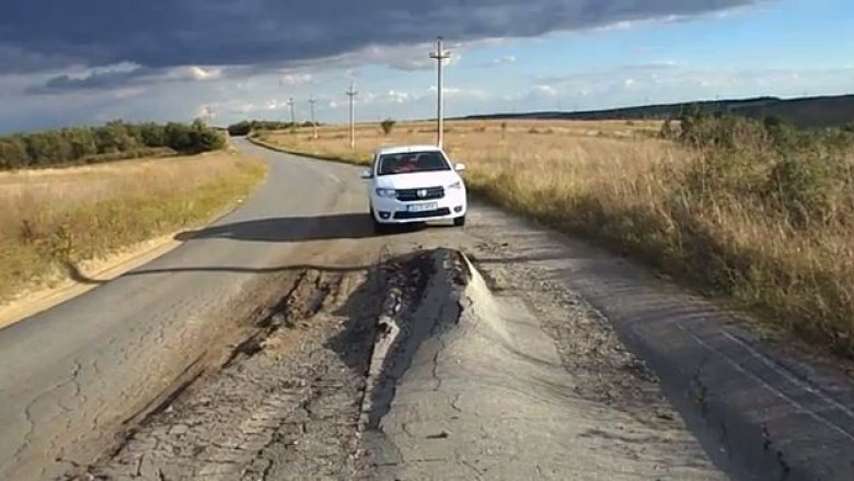 DigiVOX. Obstacolul de pe drumul judetean dintre Filiasi si Melinesti, o creasta de asfalt de aproape jumatate de metru Imagine