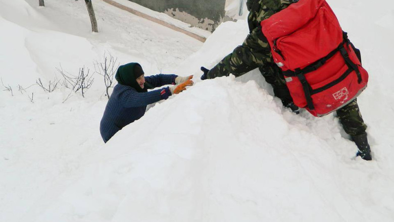 DigiVox. Operatiunea militarilor de salvare a unei batrane din casa acoperita cu zapada Imagine