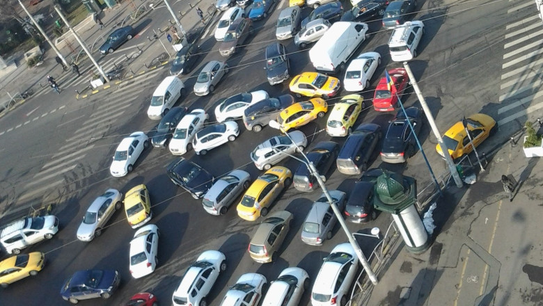 DigiVOX. Semafoare nefunctionale de doua ore in intersectia bulevardelor Marasesti-Dimitrie Cantemir Imagine