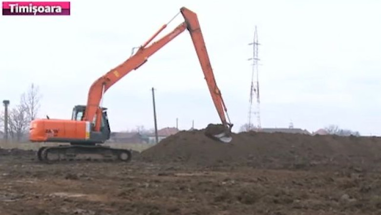 Digul din Gataia, consolidat dupa 10 ani. Angajatii Apelor Romane Banat lucreaza la inaltarea malurilor Barzavei Imagine