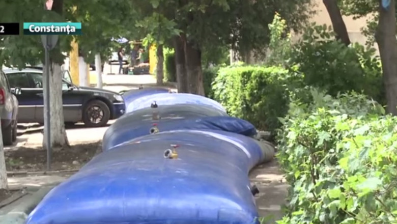 Diguri gonflabile contra inundatii. Noua stavilare, montate in municipiul Constanta Imagine