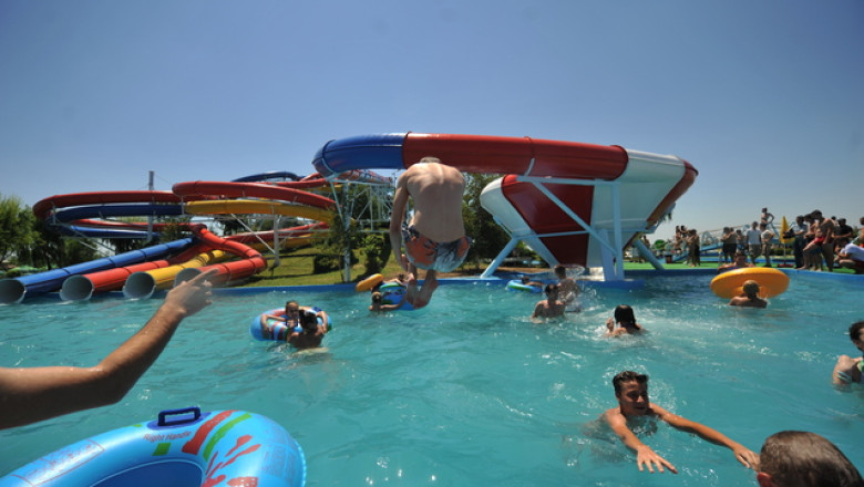 Din cauza preturilor mari, bucurestenii nu se inghesuie in parcurile acvatice O zi de distractie costa cel putin 100 de lei Imagine
