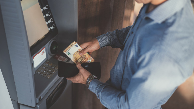 Din greseala, un ungur a primit 367 de salarii in loc de 1. Compania la care lucra a incurcat forintii cu euro Imagine