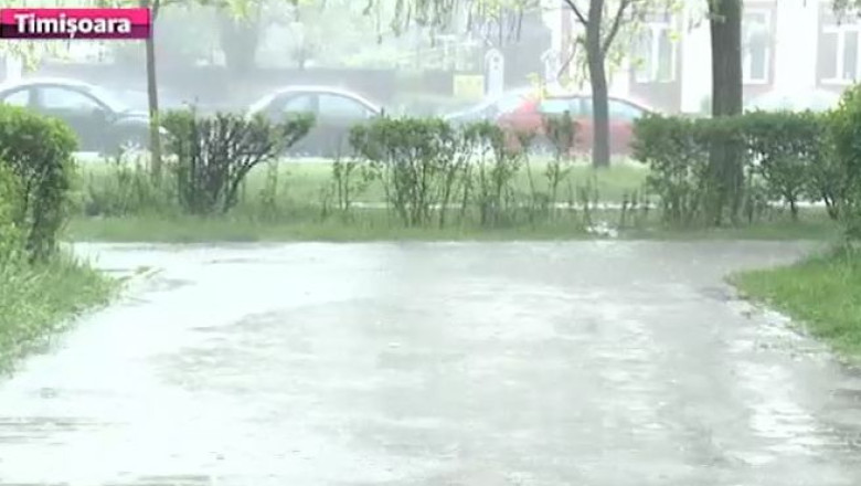 Din nou, coduri de vreme rea: vin ploi abundente Imagine